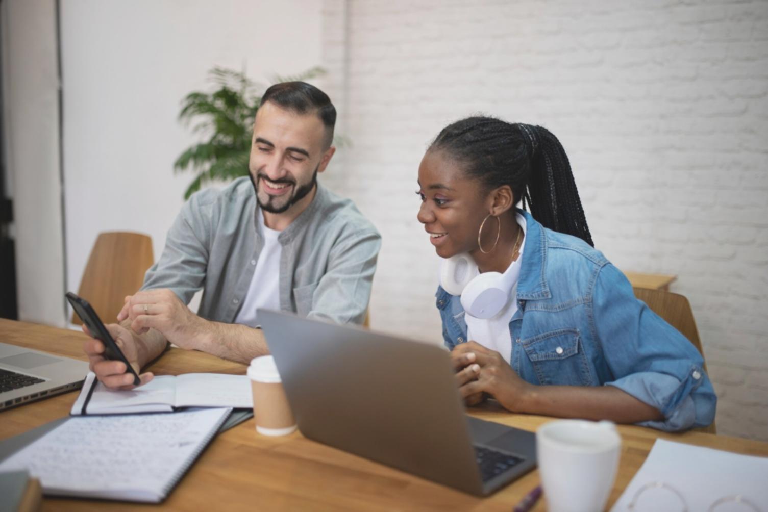 Équipe eviporaiaereon travaillant sur des solutions budgétaires